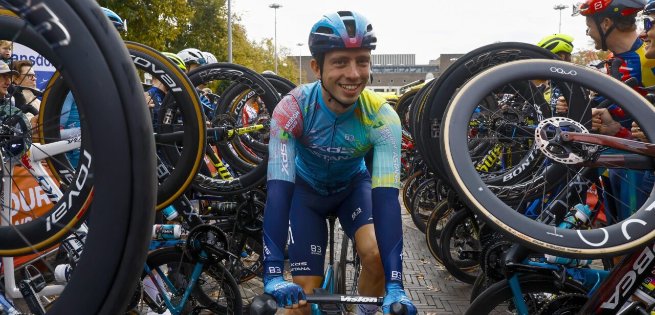 Renners vormen erehaag voor afscheidnemende Ide Schelling in NIBC Tour of Holland