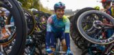 Renners vormen erehaag voor afscheidnemende Ide Schelling in NIBC Tour of Holland