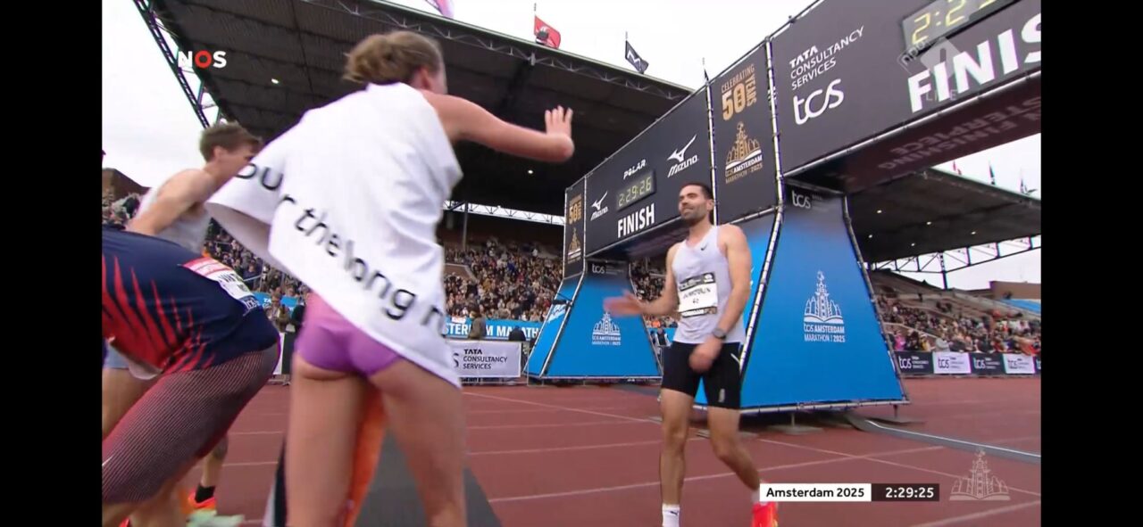 Tom Dumoulin rent in Amsterdam zijn allereerste marathon in 2:29:21 (!)
