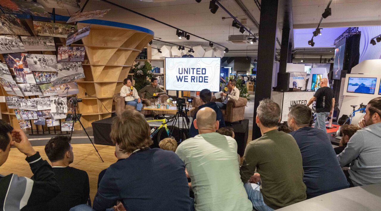 Live vooruitblik WK gravel met Laurens ten Dam, Greg Van Avermaet, Malou Eisen en Carolin Schiff