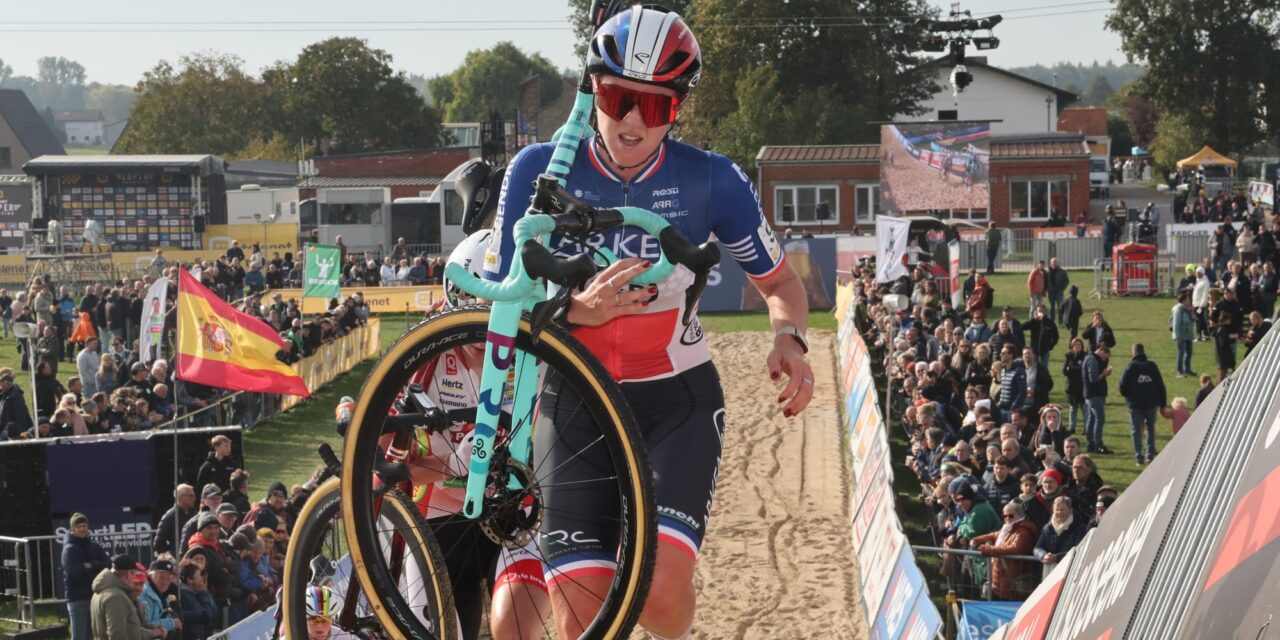 Rijdt Frans kampioene Amandine Fouquenet straks in een zwart tenue?