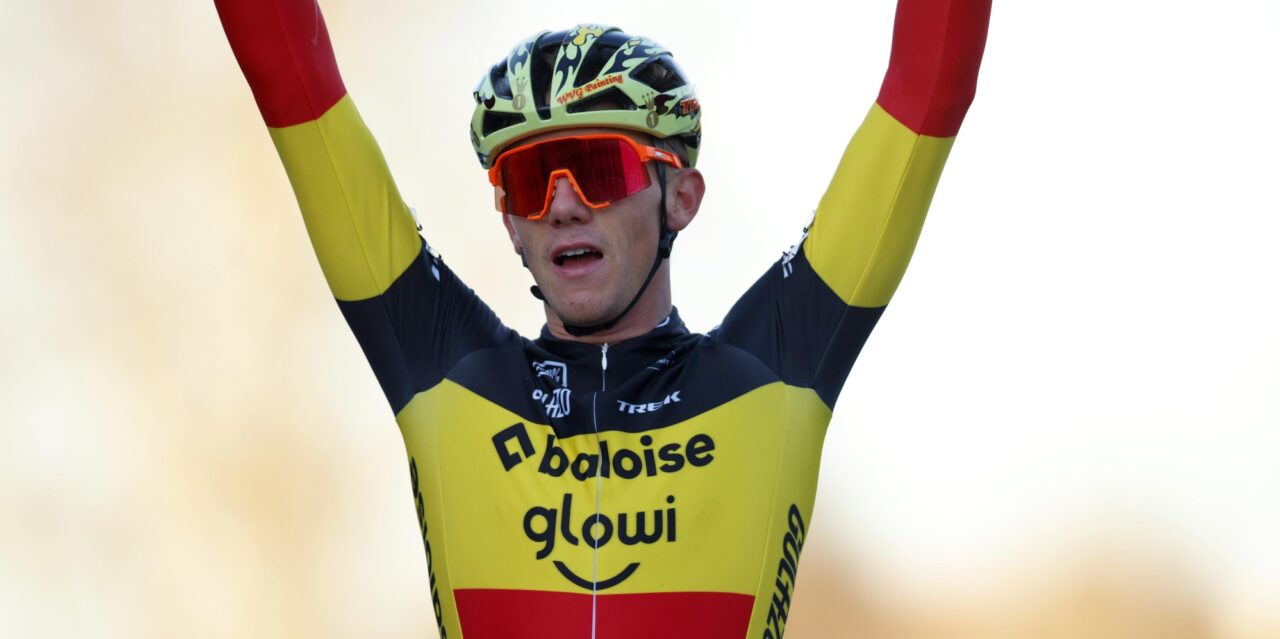 Thibau Nys opent Wereldbeker-seizoen met indrukwekkende solozege in Tábor