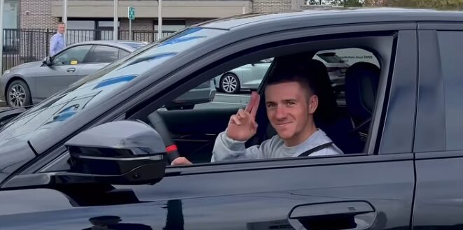 “Pick-Up Day”: Remco Evenepoel ontvangt (weer) een nieuwe auto