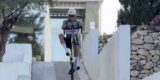 Dit moet je zien! Mathieu van der Poel gaat viral met wheelie bergaf in Spanje