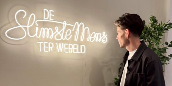 Wout van Aert dolt op mini-fietsje en duikt studio in voor De Slimste Mens