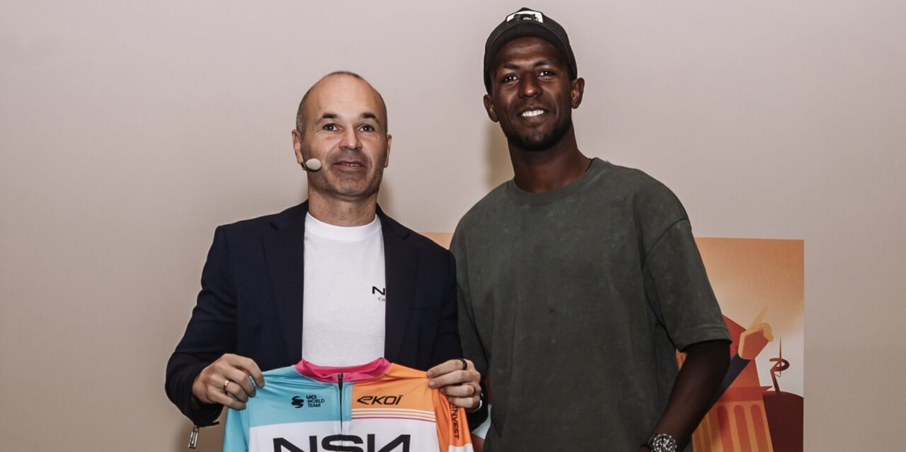 Oud-topvoetballer Andrés Iniesta stapt vol enthousiasme in wielersport: “Was altijd al mijn passie”