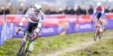 Supporter hindert Mathieu van der Poel in X2O Trofee Loenhout, meegenomen door politie