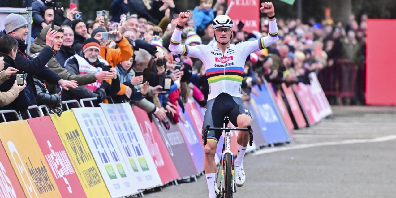 Mathieu van der Poel heerst in Wereldbeker Antwerpen, Wout van Aert naast het podium