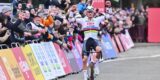 Mathieu van der Poel heerst in Wereldbeker Antwerpen, Wout van Aert naast het podium