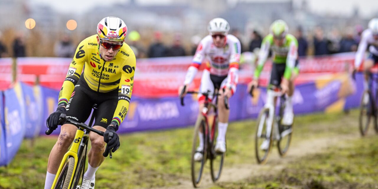 Lekke band nekt Wout van Aert in Wereldbeker Antwerpen