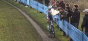 Toeschouwer blaast rook vol in het gezicht van Mathieu van der Poel