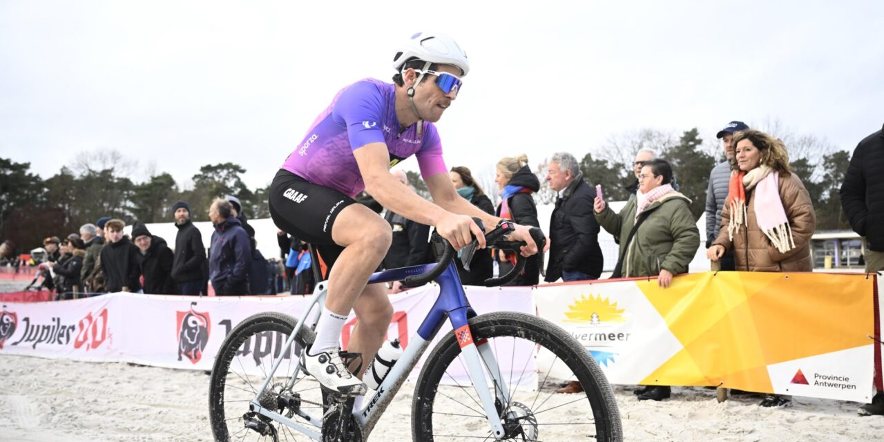 Oud-prof Bert De Backer botst op mountainbiker in Turbo Cross