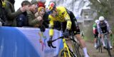 Wat een baaldag: Wout van Aert rijdt voor een tweede keer lek in Loenhout