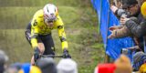 Wout van Aert ziet gedroomde tweestrijd met Van der Poel in rook opgaan na lekke band