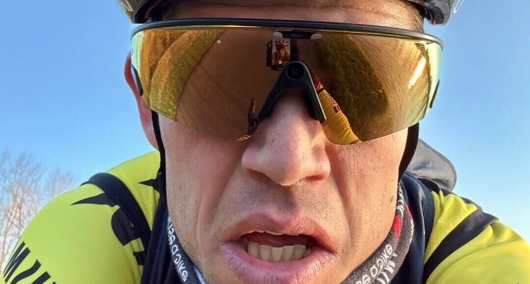 Met koffie, hogere wiskunde en een speciale bril: Wout van Aert werkt toe naar crossrentree