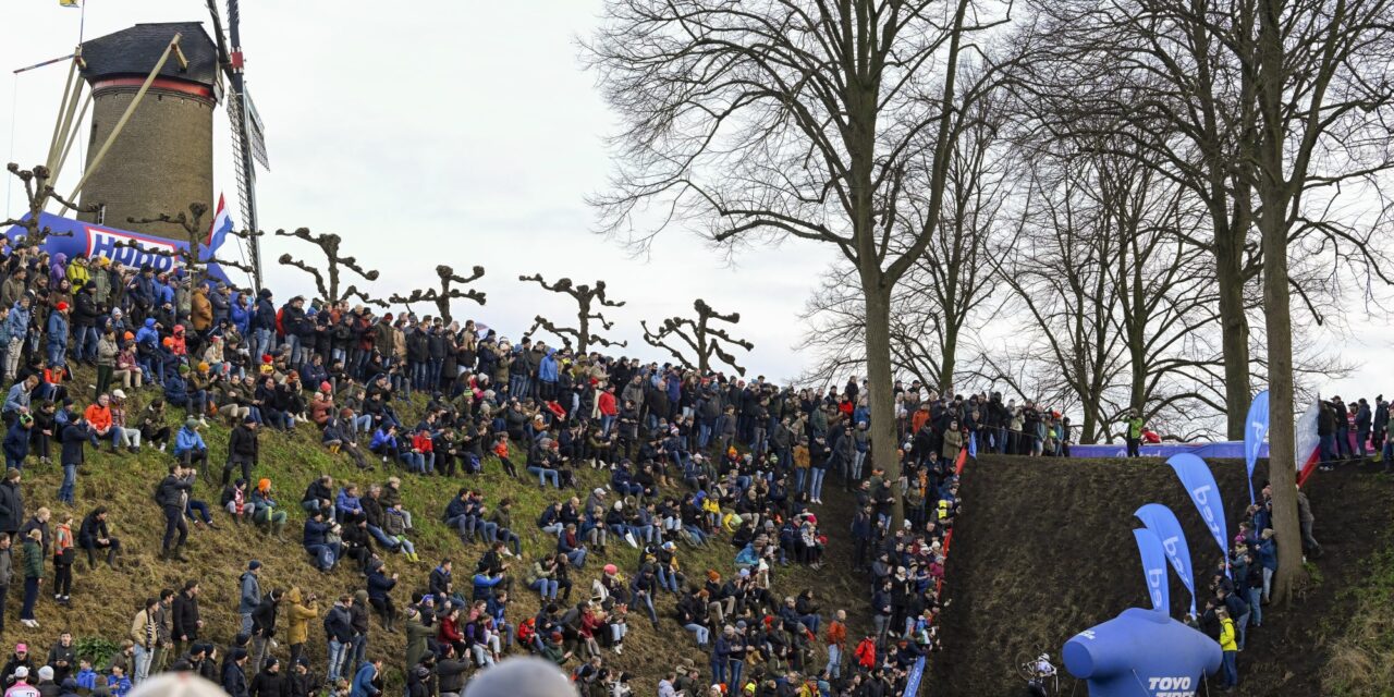 Nederlandse en Belgische fans recht tegenover elkaar op WK in Hulst