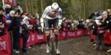 Opvallende tactiek levert Mathieu van der Poel zege op: “Finale was technisch mijn beste deel”