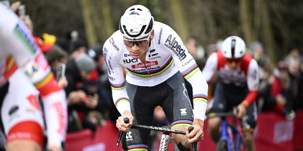 Mathieu van der Poel slaat in slotronde toe en wint Wereldbeker Namen na gevecht met Nys en Vanthourenhout