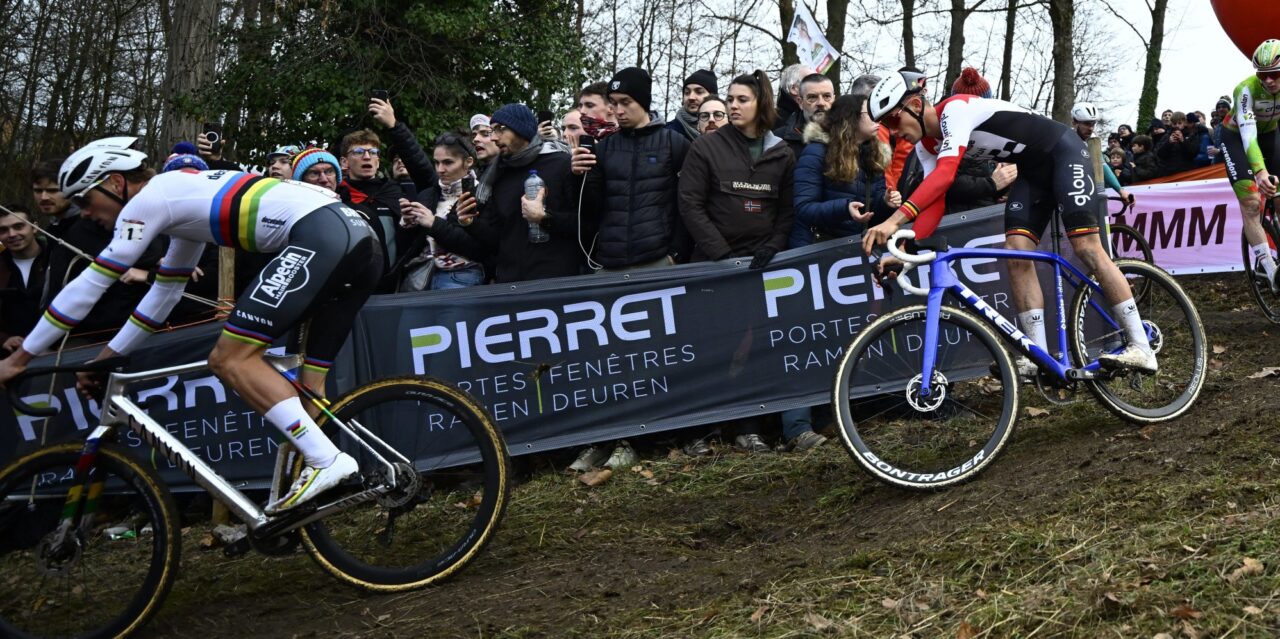 Rentree Van der Poel zorgt voor record bij Wereldbeker Namen: meer dan 12.000 toeschouwers