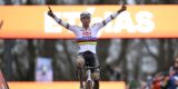 Mathieu van der Poel slaat in slotronde toe en wint Wereldbeker Namen na gevecht met Nys