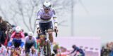 Ook Mathieu van der Poel had lekke band in Antwerpen: Goed dat ik snel de schifting maakte