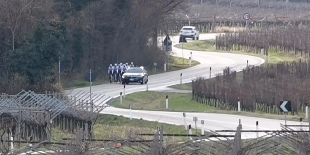 Heftige beelden: Italiaans Continental-team op training beschoten vanuit passerende auto
