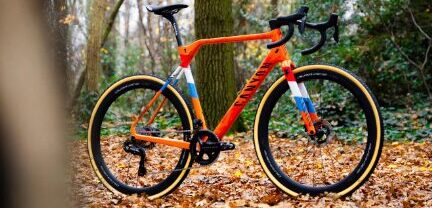 Tibor Del Grosso begint crossseizoen op opvallend fel gekleurde fiets