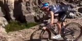 Alleen voor waaghalzen: Tom Pidcock trotseert met wegfiets MTB-afdaling in Chili