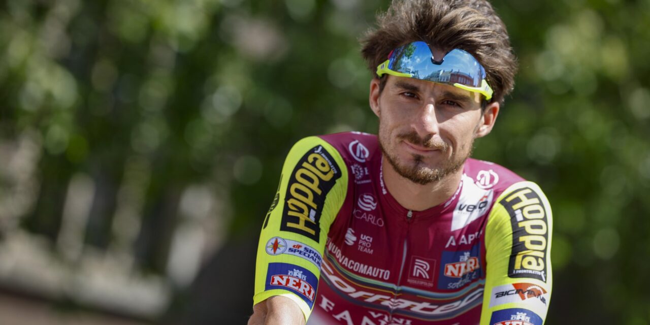 Ex-sprinter Niccolo Bonifazio helpt Tadej Pogacar tijdens trainingen... op de brommer