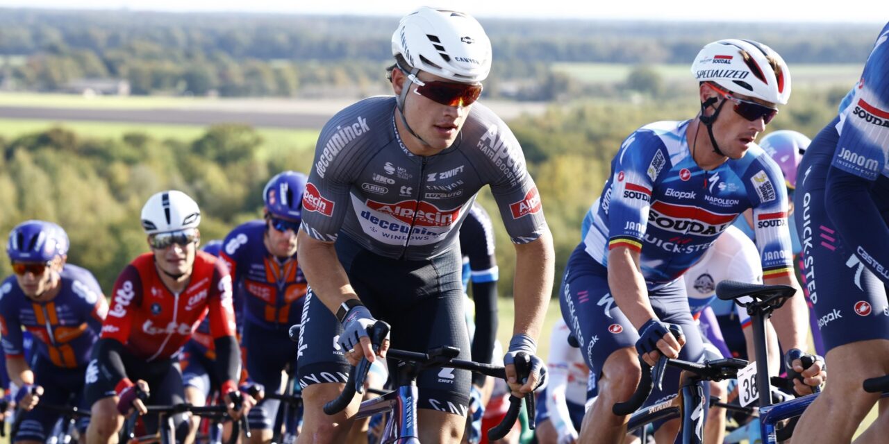 Alpecin-sprinter Jensen Plowright sneller dan Sam Welsford in criteriumkampioenschap... in wit shirt