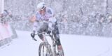 Mathieu van der Poel grijpt de zege in memorabele editie van Zilvermeercross na val Wout van Aert