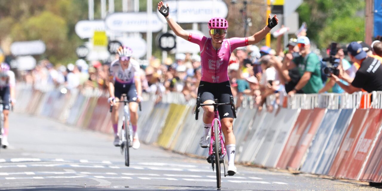 Noemi Rüegg verslaat drietal van UAE Team ADQ in slotrit en wint opnieuw de Tour Down Under