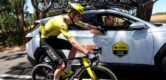 Visma-renner Menno Huising breekt sleutelbeen na val door kangoeroes