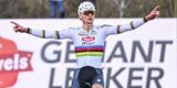 Mathieu van der Poel rijdt ondanks twee lekke banden naar 50ste Wereldbeker-zege in Maasmechelen