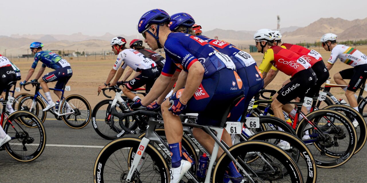 Fabio Jakobsen sprint niet mee in AlUla Tour door krampaanval