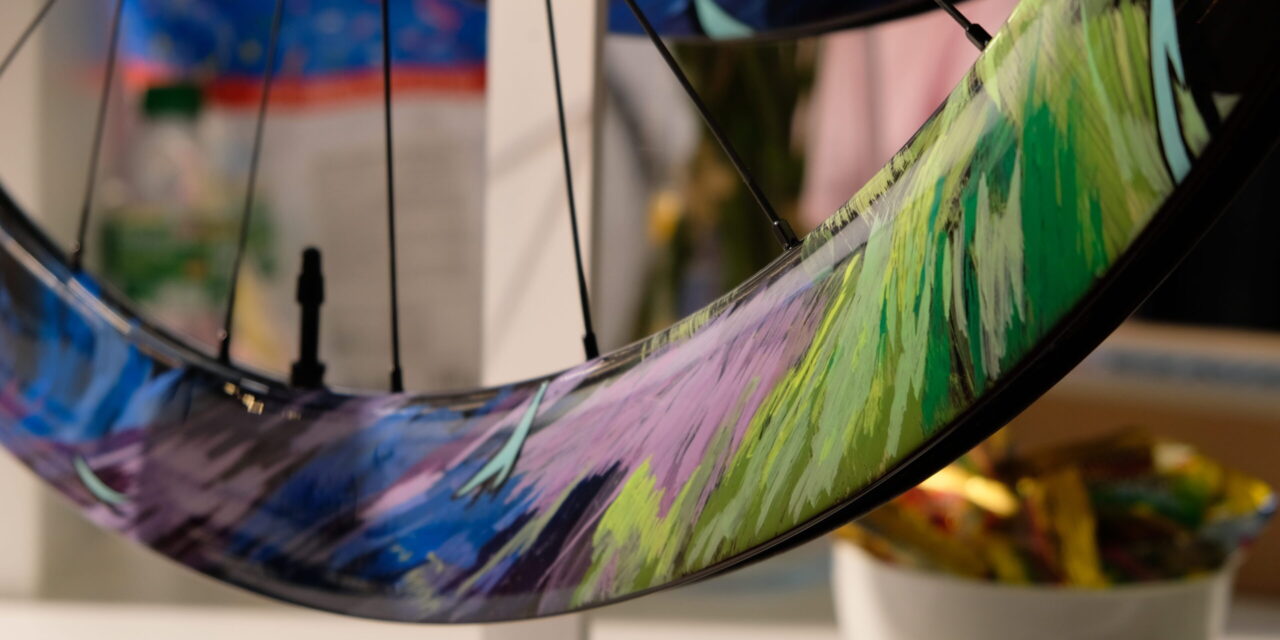 Productonthullingen, fiets als kunstvorm en bloeiende beurs: dit viel op tijdens Velofollies 2026
