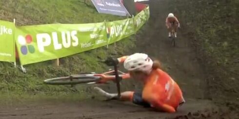 WK veldrijden 2026: Puck Pieterse komt hard ten val, podiumplaats op de tocht