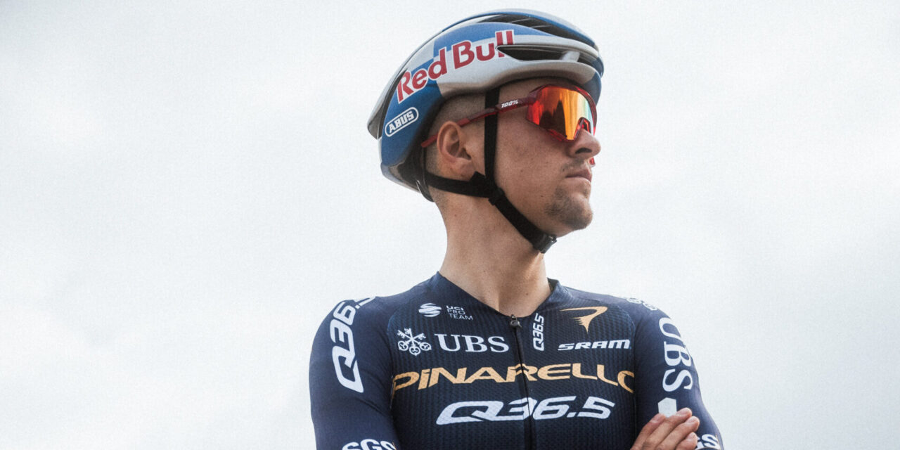 Blauw met een beetje goud: Tom Pidcock showt nieuwe tenue Pinarello-Q36.5