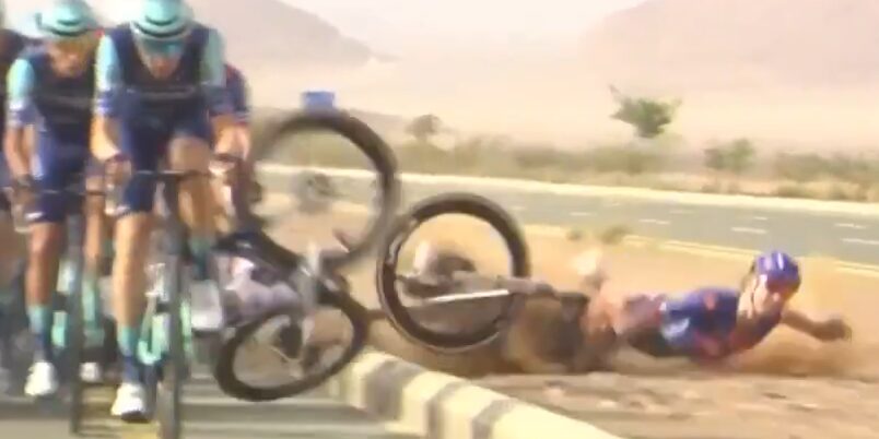 “Miste het gravel te veel”: Frits Biesterbos kan alweer lachen om vervelende buikschuiver in AlUla Tour