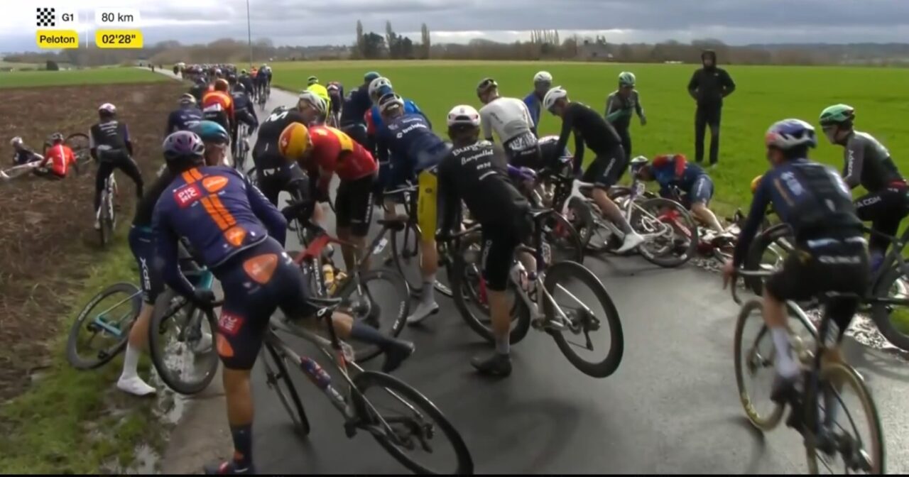 Kaden Groves betrokken bij grote valpartij in Omloop Het Nieuwsblad