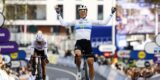Demi Vollering verslaat Kasia Niewiadoma na tweestrijd in Omloop Het Nieuwsblad