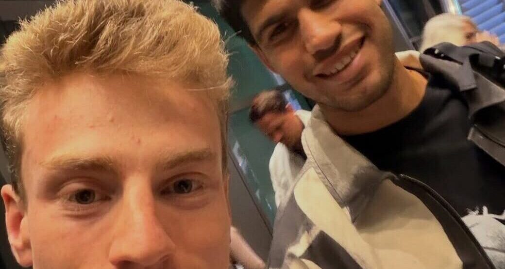 Dat is nog eens een selfie! Matthew Brennan op de foto met toptennisser Carlos Alcaraz