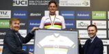 Mathieu van der Poel krijgt bijzonder cadeau van ‘collega’ koning Willem-Alexander