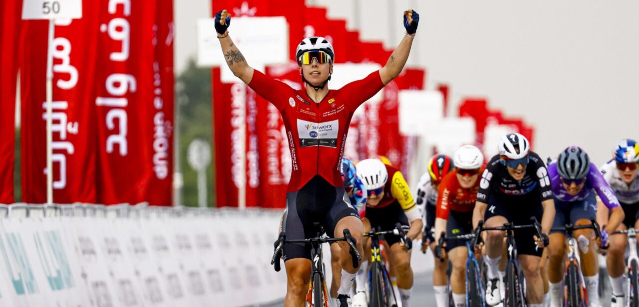 Lorena Wiebes sprint oppermachtig naar tweede ritzege op rij in UAE Tour, Nienke Veenhoven derde