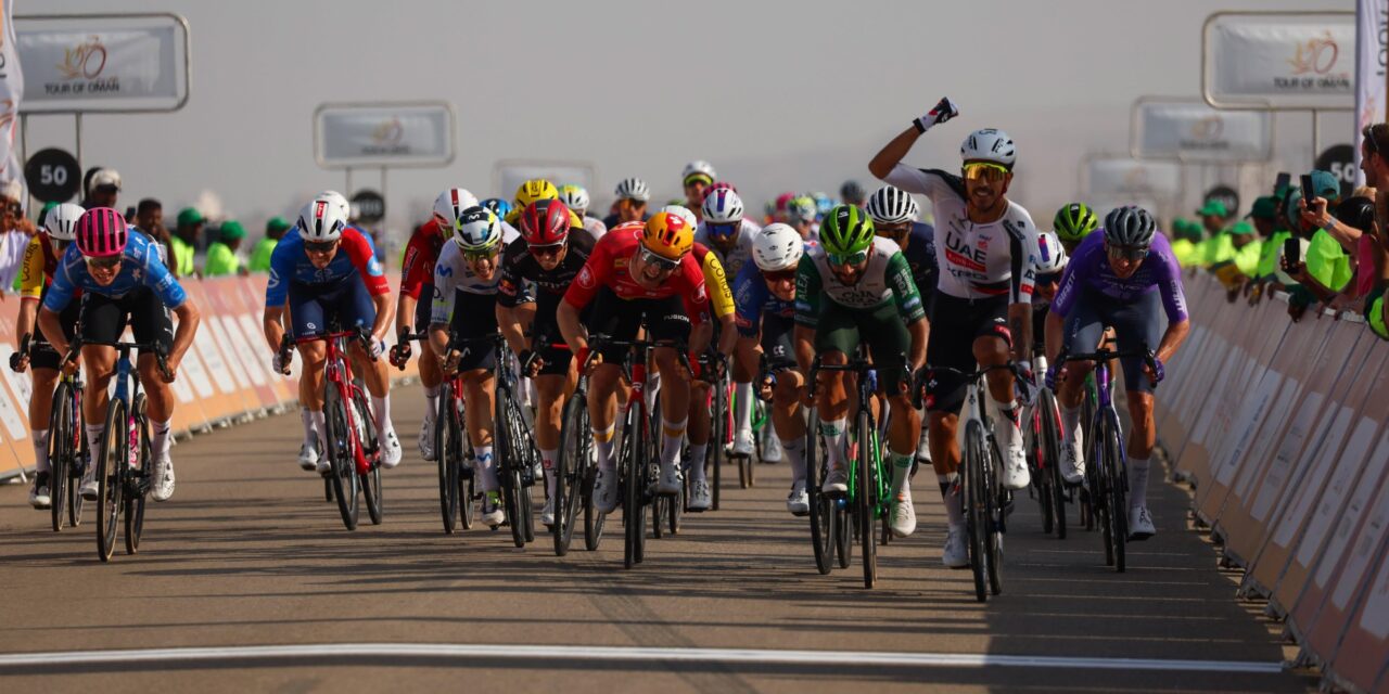 Juan Sebastian Molano verschalkt Fernando Gaviria en Gerben Thijssen in eerste rit Tour of Oman