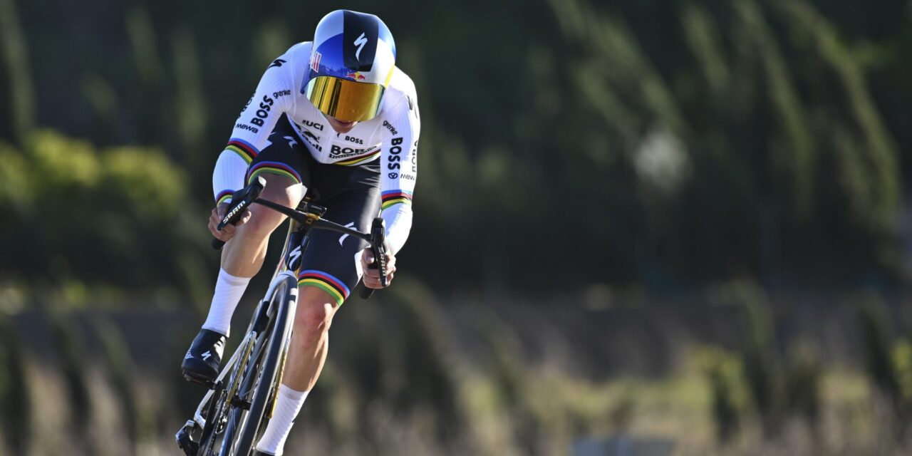 Remco Evenepoel is ook op gewone fiets ongenaakbaar in aangepaste tijdrit Ronde van Valencia