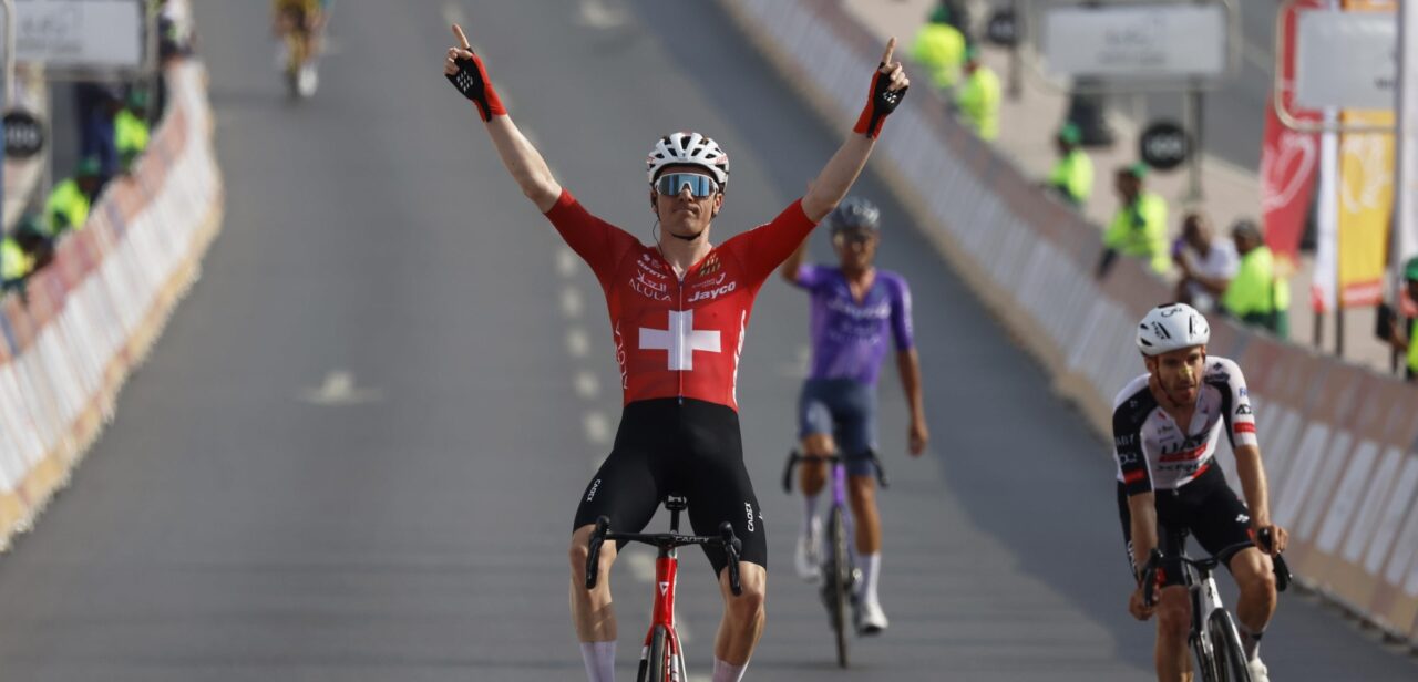 Mauro Schmid is Adam Yates de baas in Muscat Classic, Bart Lemmen vijfde