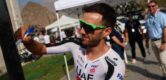 Adam Yates past stuurbreedte last-minute aan voor UCI-controle in O Gran Camiño