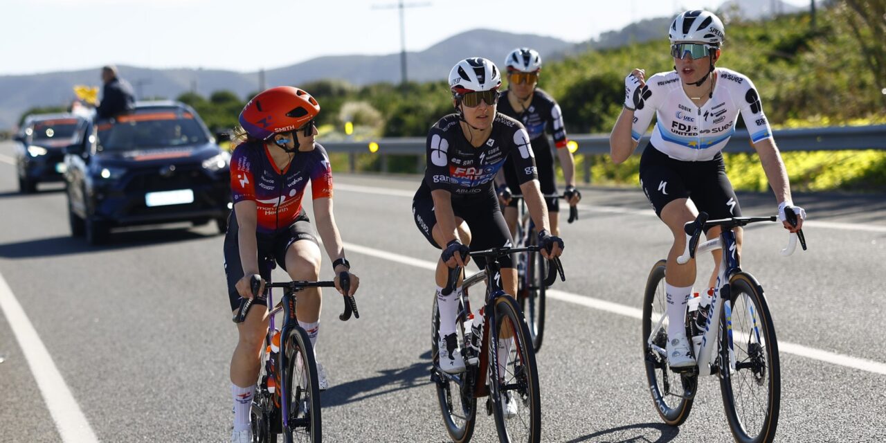 Rensters stemmen voor doorgaan openingsrit Setmana Valenciana, ‘Demi Vollering nam voortouw’