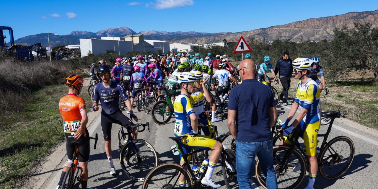 Renners vliegen van de weg af door wind in Vuelta a Murcia